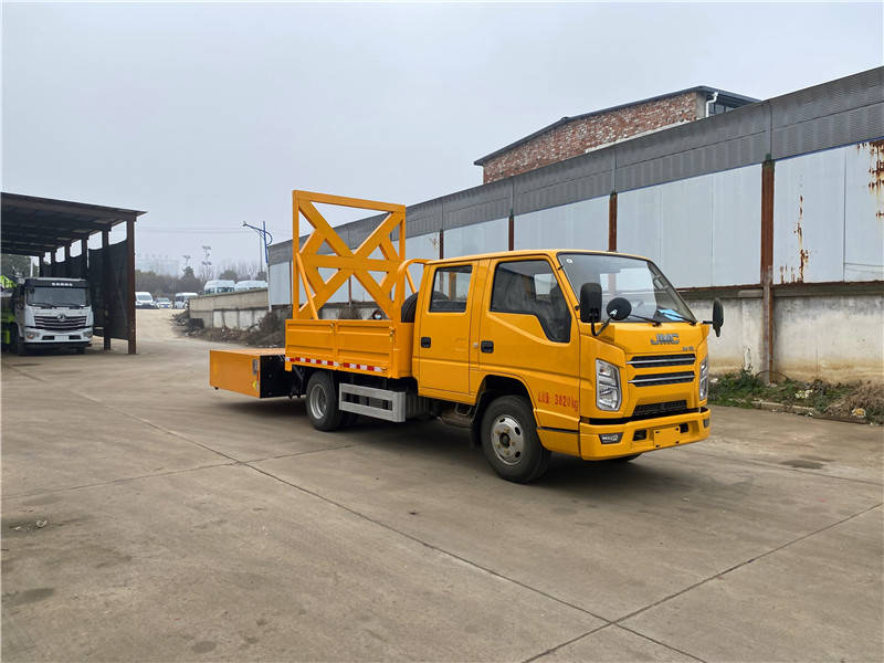 江鈴順達防撞緩沖車 守護公路施工安全的移動堡壘